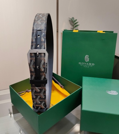 
Goyard(戈雅)腰帶源於法國奢侈品牌，設計風格簡約低調，腰帶身有標誌性帆布搭配進口頭層牛皮，腰帶扣採用簡約精品鋼扣，延續品牌的低調奢華，帶身寬度3.4CM，適用商務休閒日常佩戴。