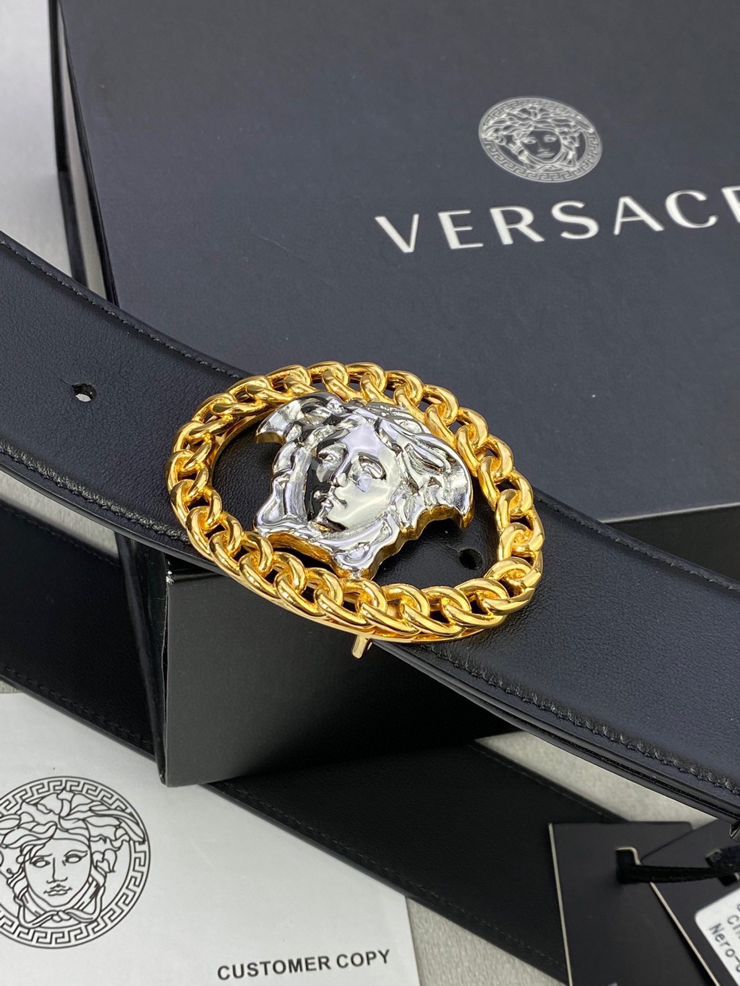 寬度3.8cm VERSACE（範思哲）此款平面皮帶採用小牛皮製成，配有一枚真空電鍍美杜莎頭像腰帶扣，採用穿孔閉合。