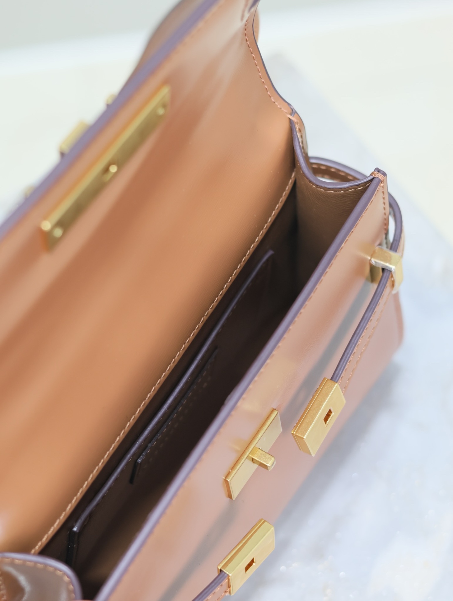 Manhattan mini_腋下/斜挎包
曼哈頓的經典造型，給人一種氣場很大的感覺！全包採用原廠牛皮精心製作，翻蓋中央的金屬搭扣是曼哈頓系列的標誌性元素，包內有一卡袋，無其他多餘隔層，所以自重超級輕！可以肩背 斜挎及腋下背法。整體風格幹練又率性，是超級簡約耐看又大方的款式！
型號：727766
尺寸：19×14×4cm