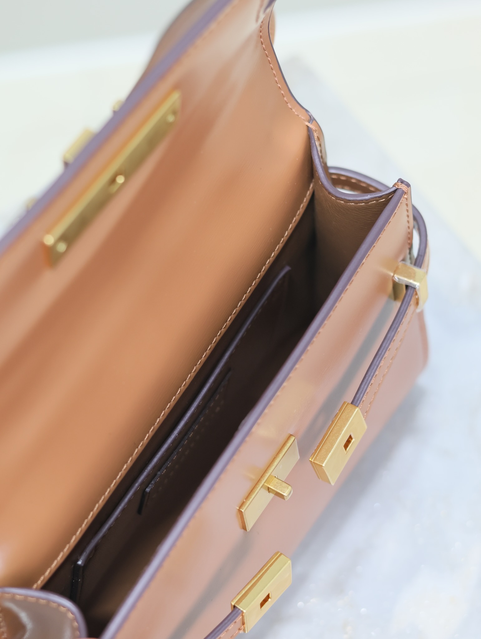 Manhattan mini_腋下/斜挎包
曼哈頓的經典造型，給人一種氣場很大的感覺！全包採用原廠牛皮精心製作，翻蓋中央的金屬搭扣是曼哈頓系列的標誌性元素，包內有一卡袋，無其他多餘隔層，所以自重超級輕！可以肩背 斜挎及腋下背法。整體風格幹練又率性，是超級簡約耐看又大方的款式！
型號：727766
尺寸：19×14×4cm