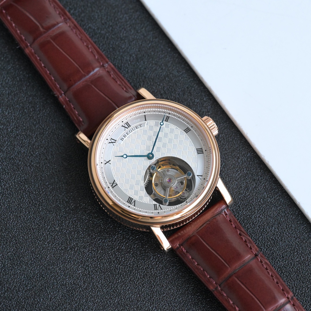 224年前，阿伯拉罕-路易·宝玑先生在他所创立的巴黎钟表堤岸制表工坊中，创造了制表史上令无数人赞叹的陀飞轮调速装置。这一无比复杂的精密机构彰显了宝玑先生卓然超群的远见与创想，时至今日仍对高级制表业有着重要意义。至今，陀飞轮的作用和意义已不仅是提高走时的精准度，而是谱写了制表领域的辉煌篇章。宝玑陀飞轮时计臻品在百年征程中不断创新，超越自我，集精湛机械制造技艺与深厚美学原理于一身，创制出演绎复杂迷人的机械世界。腕表的表冠上刻有著名的宝玑品牌标志，从侧面我们可以看到表王宝玑著名的钱币纹饰，代表着温文尔雅