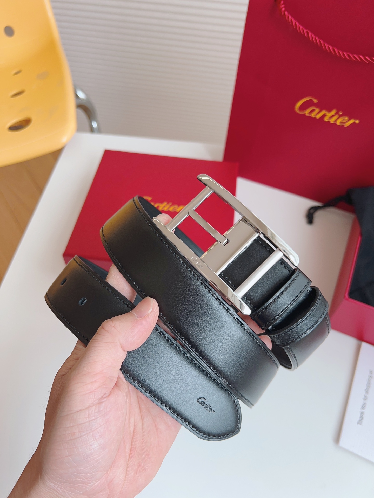
Cartier（卡地亞）憑借匠心傑作展現與眾不同的美感，融合精湛工藝與經典設計，演繹雋永風格；瀟灑不羈，果敢獨立！此款式易搭配服飾；休閒正裝兩相宜。皮帶寬度：35mm