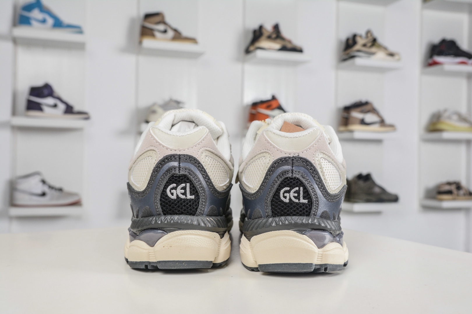 Asics Gel-NYC 亞瑟士運動休閒透氣專業跑鞋 
貨號: 1203A383 111
尺碼：36 37 37.5 38 39.5 40 40.5 41.5 42 42.5 43.5 44 45