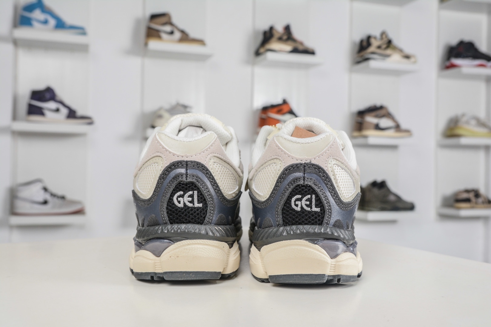 Asics Gel-NYC 亞瑟士運動休閒透氣專業跑鞋 
貨號: 1203A383 111
尺碼：36 37 37.5 38 39.5 40 40.5 41.5 42 42.5 43.5 44 45