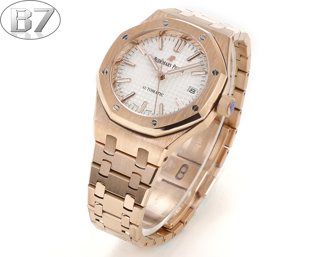 B7  Factory
AP愛彼 女款愛彼皇家橡樹 剔除機芯甲板多餘部分，使之變得更加鏤空——成就鋼表巔峰—— 實力演繹 衛冕“鋼”王！【6大精妙之處】1.正品拆解開模，尺寸為37毫米與正品一致！2.完美還原正品表殼的每一處細節，盡顯正品“稜角分明 堅毅果敢”的陽剛氣質。3.鋼帶的做工無可挑剔，比市面上任何鋼帶表做工均要更上一層樓，鋼帶頭粒和表頭銜接的“緩衝帶”的鬆緊程度與正品一模一樣。4.自動陀的與原裝致敬，是市面唯一做到顏色於原裝一致的版本（市面一般版本均偏紅）其上的ap族徽雕刻獨一無二。