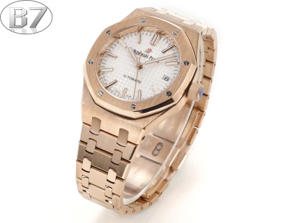 B7  Factory
AP愛彼 女款愛彼皇家橡樹 剔除機芯甲板多餘部分，使之變得更加鏤空——成就鋼表巔峰—— 實力演繹 衛冕“鋼”王！【6大精妙之處】1.正品拆解開模，尺寸為37毫米與正品一致！2.完美還原正品表殼的每一處細節，盡顯正品“稜角分明 堅毅果敢”的陽剛氣質。3.鋼帶的做工無可挑剔，比市面上任何鋼帶表做工均要更上一層樓，鋼帶頭粒和表頭銜接的“緩衝帶”的鬆緊程度與正品一模一樣。4.自動陀的與原裝致敬，是市面唯一做到顏色於原裝一致的版本（市面一般版本均偏紅）其上的ap族徽雕刻獨一無二。