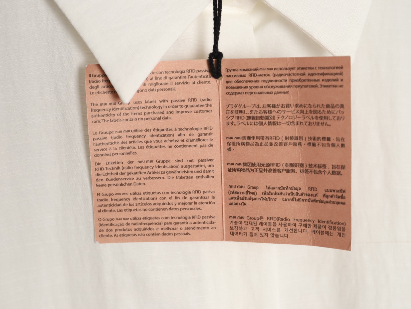 🔝MIU MIU繆繆MM 小黑標短袖襯衫
定制雲柔棉麻平紋料，手工紅外線畫線徽標，以紅外線技術為輔助，實現徽標標籤位置的精准定位與標記，採用側翻埋夾車線工藝，平順整潔，工整整潔，面料都經過砂洗，手感質感更佳，不易變形、不易縮水、不易褪色，合身版型
B Size：40 42 44 46