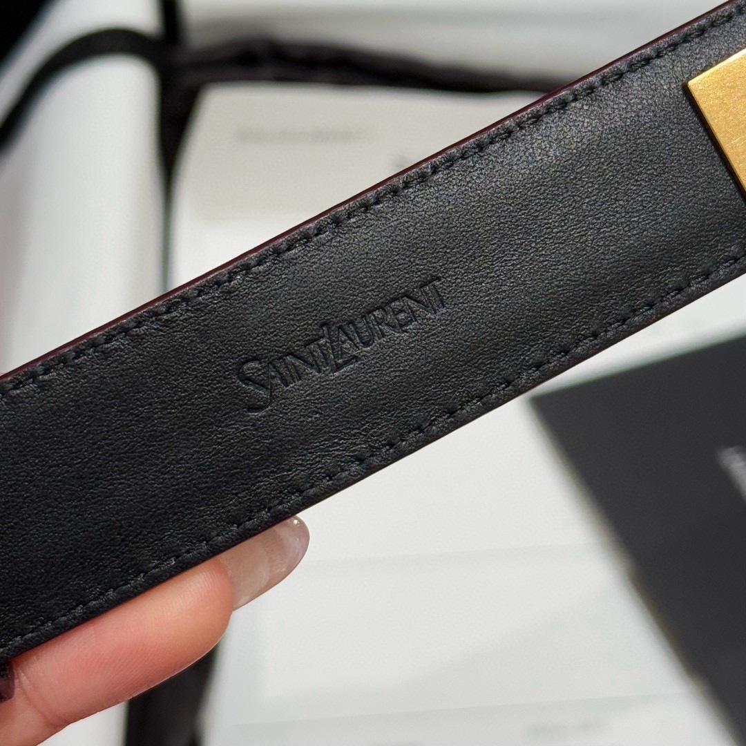 YSL頂級版復刻新寵腰帶
經典百搭款 搭配牛仔褲或者裙子都很好看 長短可調節 25mm寬 雙面進口小牛皮 精緻的真空鍍鈀搭扣飾有琺瑯字體效果