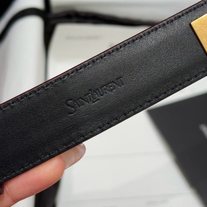 YSL頂級版復刻新寵腰帶
經典百搭款 搭配牛仔褲或者裙子都很好看 長短可調節 25mm寬 雙面進口小牛皮 精緻的真空鍍鈀搭扣飾有琺瑯字體效果