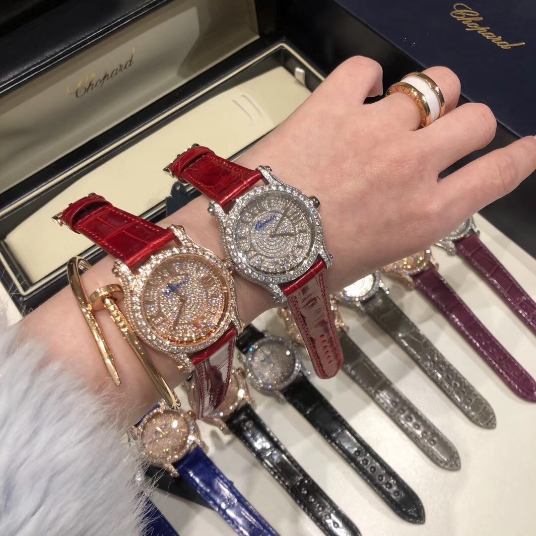 （NL）2025最新款滿天星   原裝搭配美洲鰐魚錶帶 搭配原莊進口日本9015機芯 蕭邦（HAPPY DIAMONDS）作為蕭邦最暢銷的系列一直以細膩的手法詮釋蕭邦標誌性靈動鑽石的概念，此系列作品柔美而時尚，都說男戴萬國女戴蕭邦 有金（進）有鑽（賺）寓意也很好。錶盤內的鑽石滾珠可自由滑行轉動，時來運轉 財運滾滾，讓每一位女性都以最迷人的造型驚艷世人。 這次給大家帶來的蕭邦快樂鑽系列 這次給大家帶來的蕭邦快樂鑽系列 是肖邦旗下最具代表性的腕表 最有特色的夾層玻璃的7顆，7顆鑽石產生自旋 猶如舞蹈