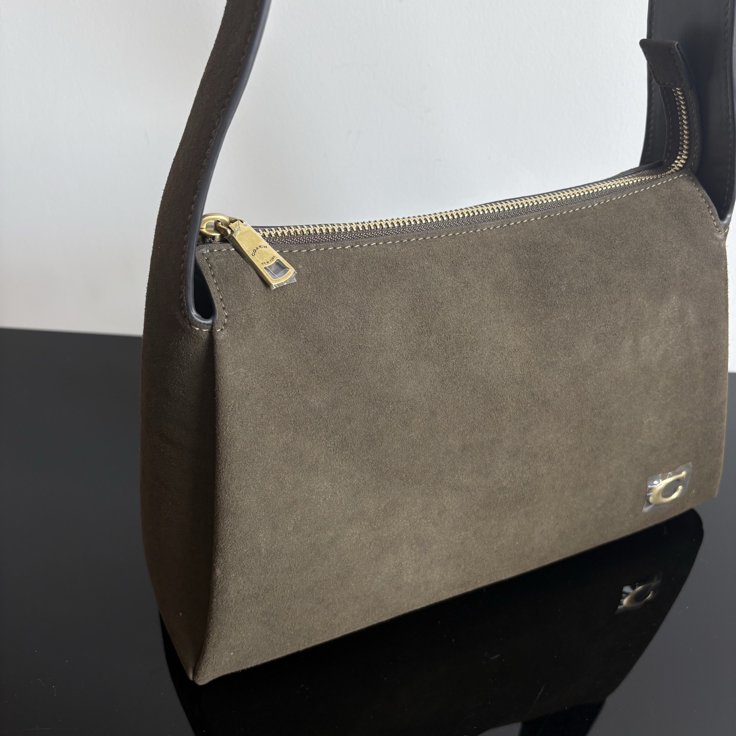 
新款hobo腋下包：CCC45荔枝紋黑色 灰色 酒紅
          CCC48鹿皮棕色 CCC48鹿皮墨綠
作為腋下包超級鬆弛下垂的風格，秋冬單品 容量超大還帶了一個磁扣的暗袋，出行遊玩或通勤都特別實用的一款。

尺寸：10*18*29。