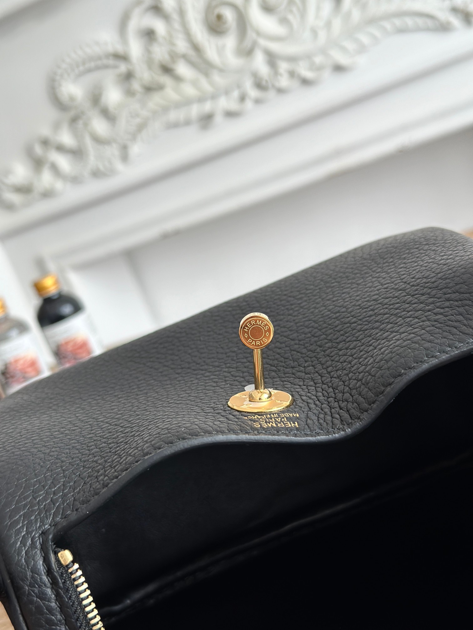 琳迪lindy 19cm	
Tc皮 蜜蠟線半手工縫製
lindy19保留了琳迪包所有細節的完整設計，側口袋、拉鍊等全部都是經典的設計√
這只小可愛暴擊了多少人的少女心