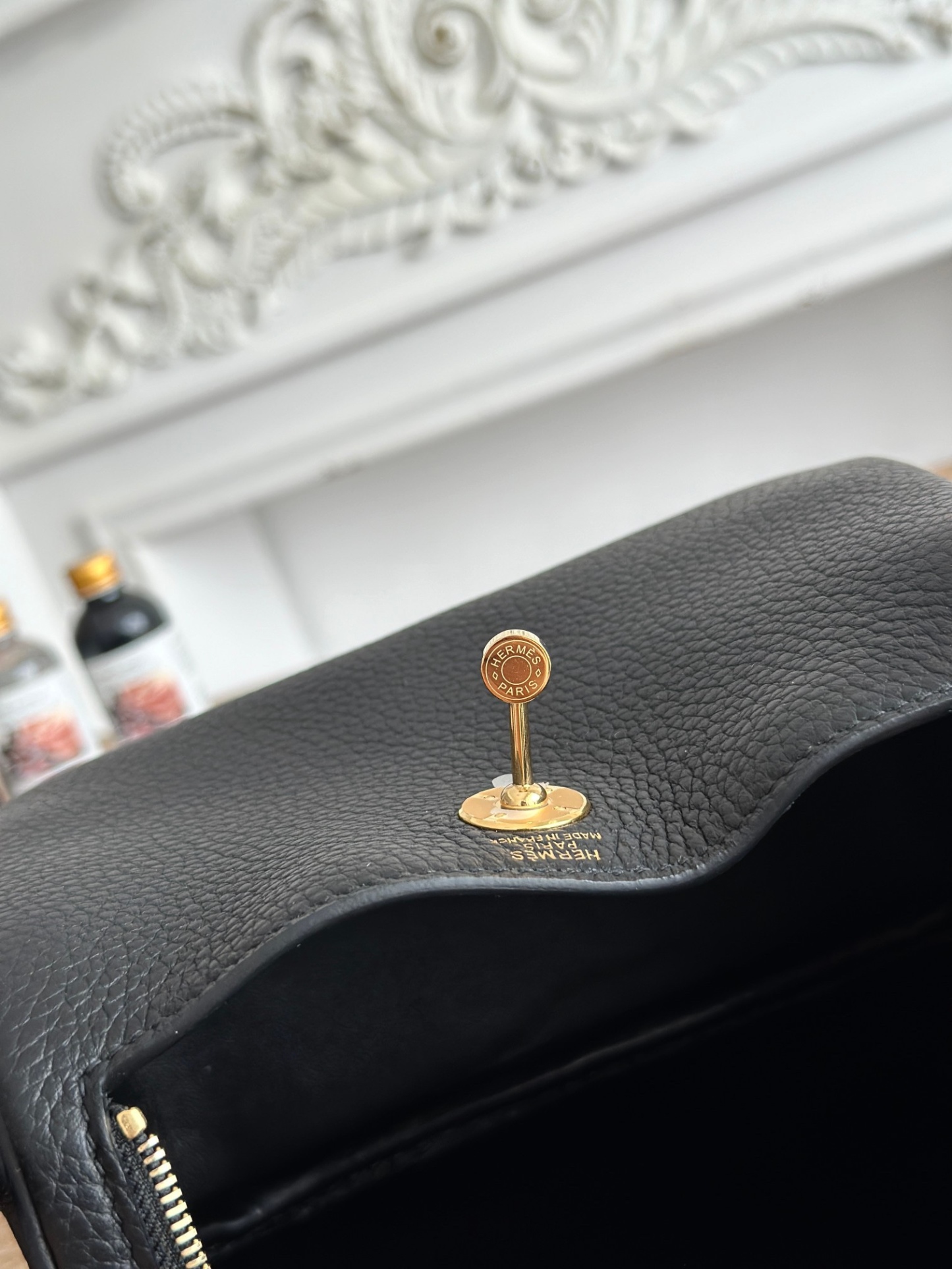 琳迪lindy 19cm	
Tc皮 蜜蠟線半手工縫製
lindy19保留了琳迪包所有細節的完整設計，側口袋、拉鍊等全部都是經典的設計√
這只小可愛暴擊了多少人的少女心