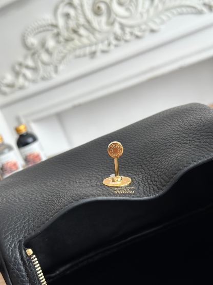 琳迪lindy 19cm	
Tc皮 蜜蠟線半手工縫製
lindy19保留了琳迪包所有細節的完整設計，側口袋、拉鍊等全部都是經典的設計√
這只小可愛暴擊了多少人的少女心