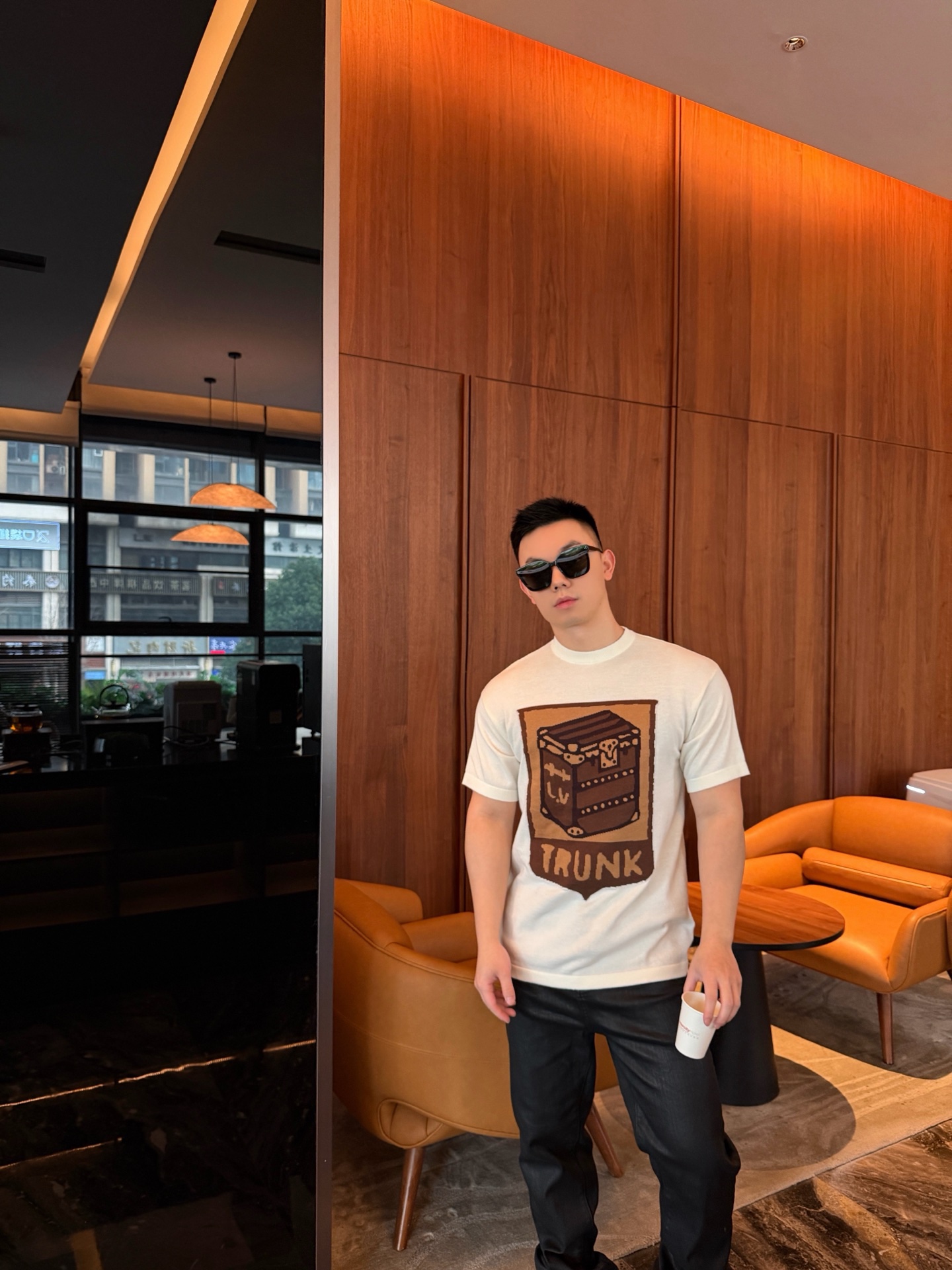 🔝LOUIS VUITTON LV 皮箱幾何圖針織短袖T恤
定織雲柔密紡棉針織料，嵌花提花織法，精細編織不僅確保了圖案的清晰度，還大大增強了織物的耐用性，成衣洗水加軟去味工藝，通過專業的洗滌設備和特定的洗滌劑，對衣物進行深度清潔和去味處理，改善衣物的手感和外觀，寬松版型
B Size：S-XL