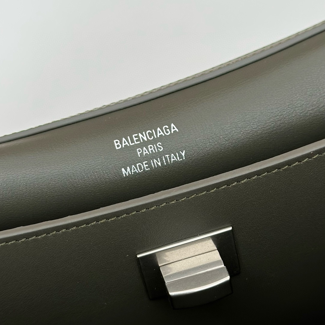 巴黎世家𝗕𝗮𝗹𝗲𝗻𝗰𝗶𝗮𝗴𝗮 💚💚出貨了！
款號：789779
尺寸：28.9×20×9.9cm