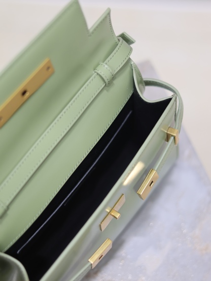 Manhattan_24cm
專櫃同步新款Manhattan法棍包小號24cm全新到貨！最新包型翻蓋曼哈頓法棍包，一改以往經典的logo，取而代之低調簡約的設計風格，它有點像H家的凱莉，很有復古的味道！商務➕休閒兩者結合，總結起來就是百搭！可以手拿，可以單肩或斜挎，一包多用，滿足了商務型女士，又滿足了小女生的休閒！精心挑選的原廠皮、完美的走線、精緻的五金讓整個包包都散髮出高級的味道！
型號：675626
尺寸：24x17.5x6cm