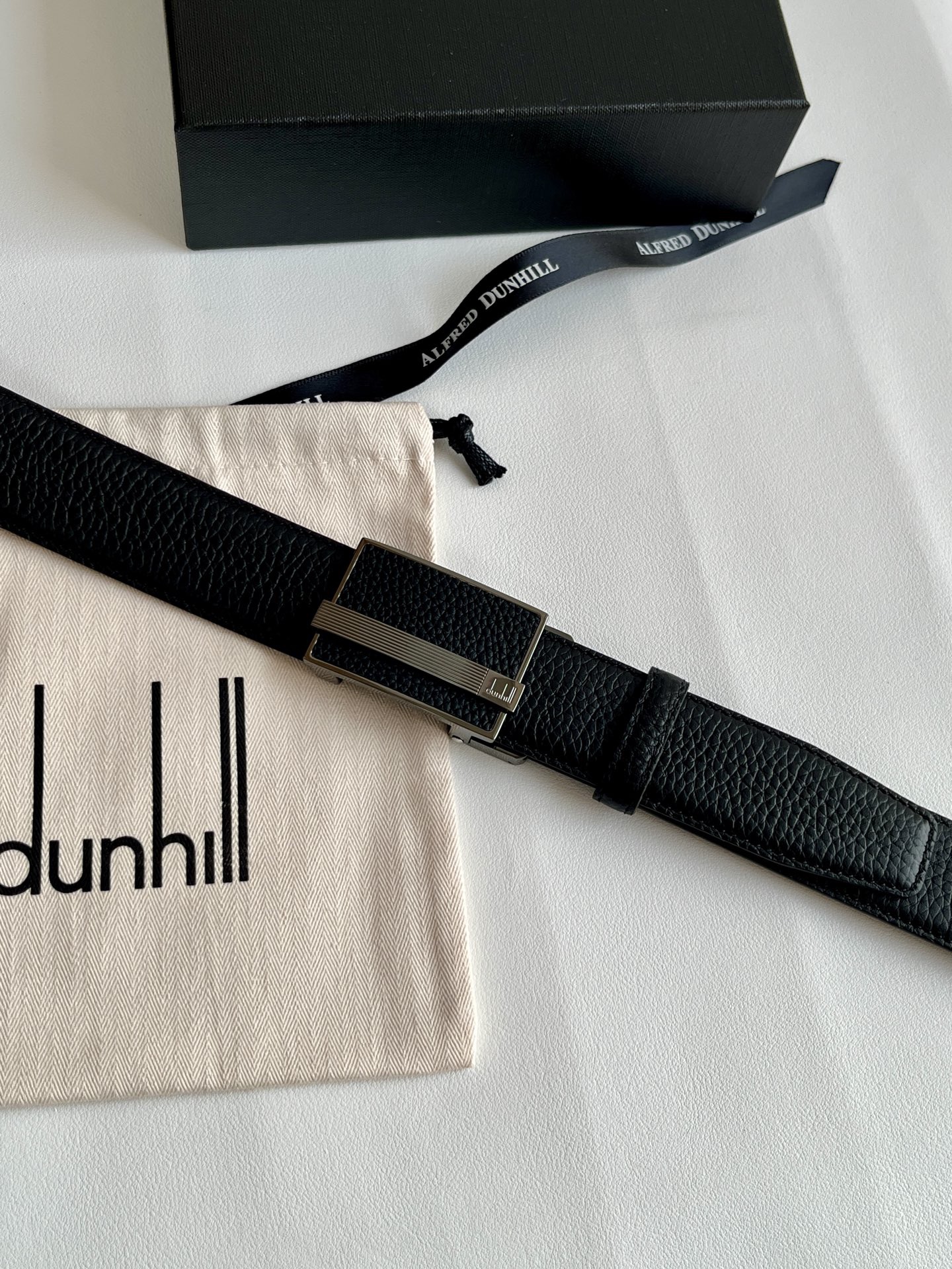 登喜路（Dunhill）是一家英國倫敦的男士奢侈品牌。皮帶以其精湛的工藝和經典的設計，成為男士配飾中的精品。皮帶的質感好、耐用性強，商務休閒百搭款！