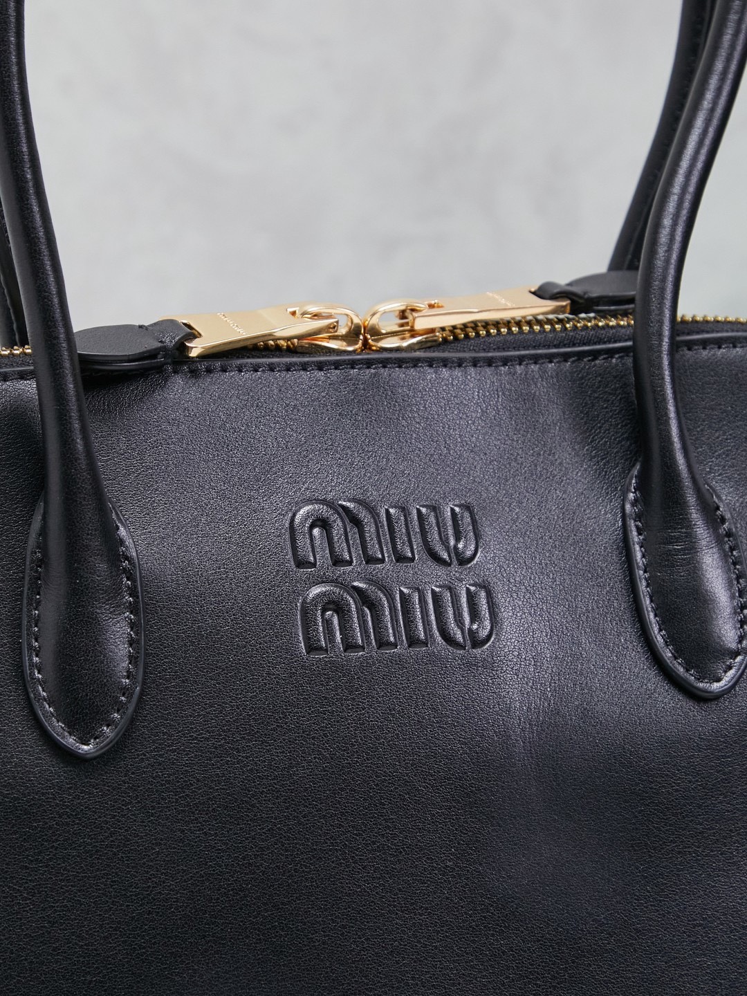 新品贝壳包，简便设计延续Miu慵懒美式老钱的风格，采用顶级进口小牛皮，质感高级柔软，两边弧度设计更具造型感，拉链拉开秒变大托特，长手柄设计实用性更强，可腋下可手提，造型简约潇洒随意，容量超大，上班通勤，逛街出游都是绝佳的选择，内里全新麻布里，配拉链式口袋
