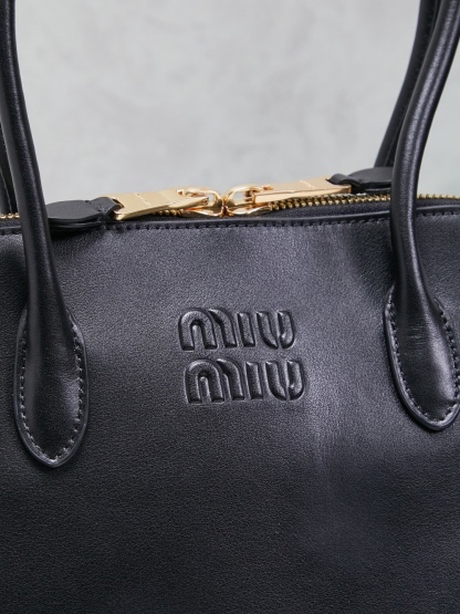 新品贝壳包，简便设计延续Miu慵懒美式老钱的风格，采用顶级进口小牛皮，质感高级柔软，两边弧度设计更具造型感，拉链拉开秒变大托特，长手柄设计实用性更强，可腋下可手提，造型简约潇洒随意，容量超大，上班通勤，逛街出游都是绝佳的选择，内里全新麻布里，配拉链式口袋
