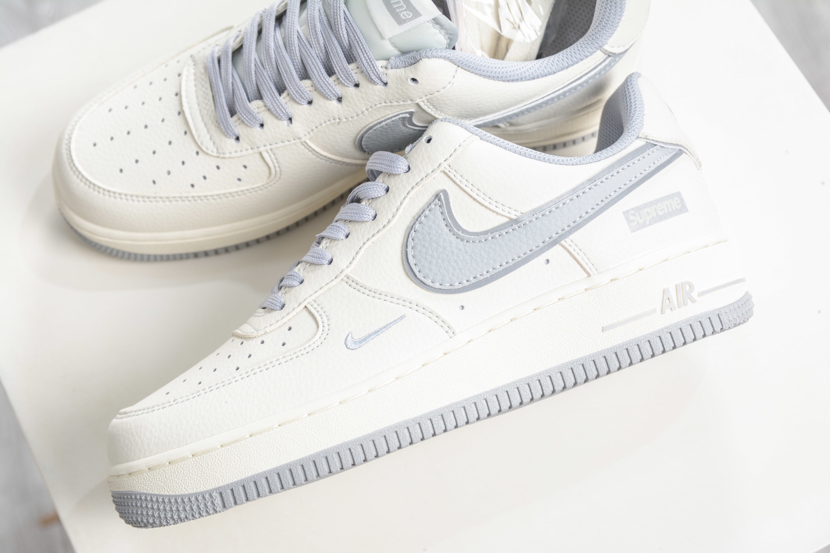 Nike Air Force 1 Low 07 x Supreme SUP聯名-反光灰 
貨號:DD1982 338
Size：36 36.5 37.5 38 38.5 39 40 40.5 41 42 42.5 43 44 44.5 45