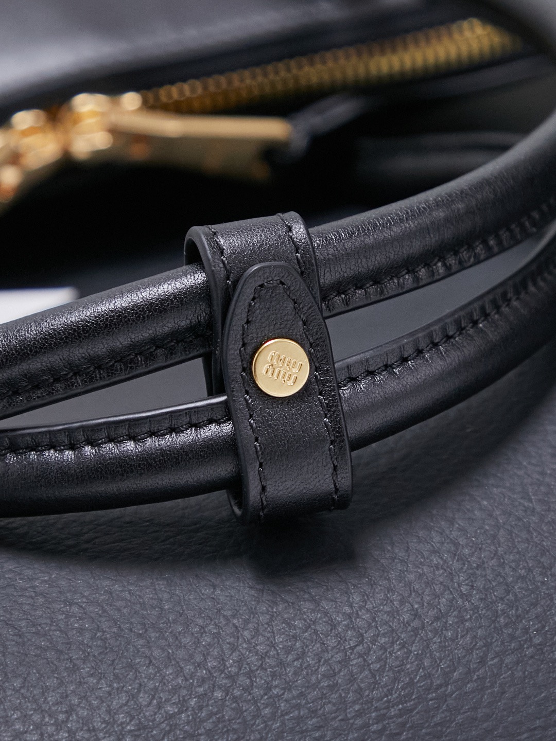 新品贝壳包，简便设计延续Miu慵懒美式老钱的风格，采用顶级进口小牛皮，质感高级柔软，两边弧度设计更具造型感，拉链拉开秒变大托特，长手柄设计实用性更强，可腋下可手提，造型简约潇洒随意，容量超大，上班通勤，逛街出游都是绝佳的选择，内里全新麻布里，配拉链式口袋
