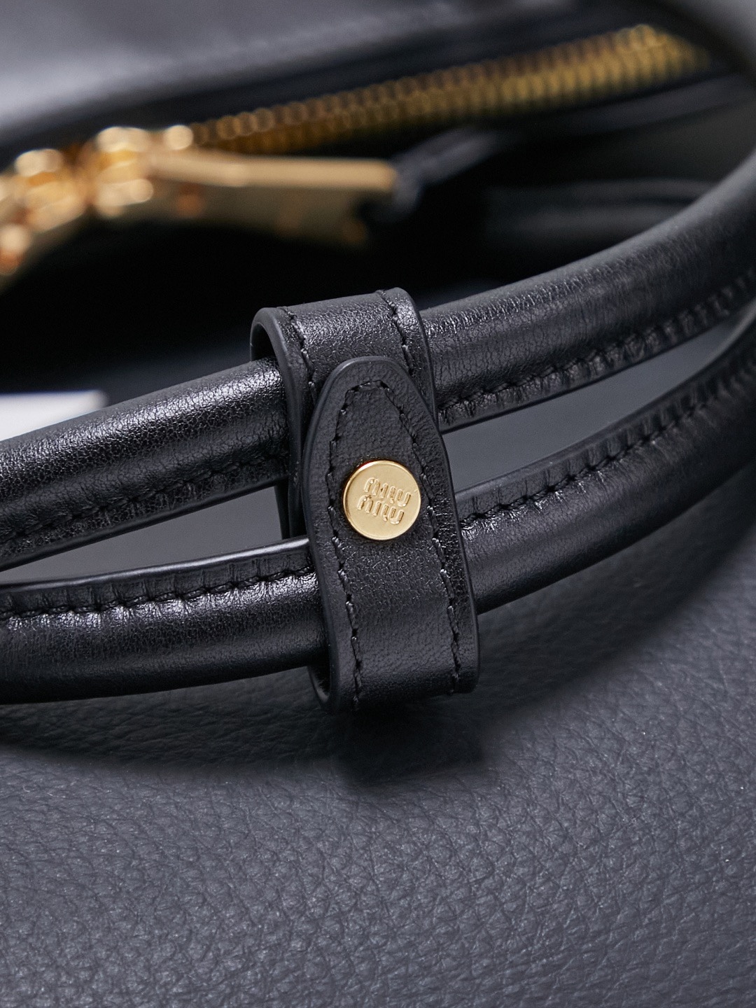 新品贝壳包，简便设计延续Miu慵懒美式老钱的风格，采用顶级进口小牛皮，质感高级柔软，两边弧度设计更具造型感，拉链拉开秒变大托特，长手柄设计实用性更强，可腋下可手提，造型简约潇洒随意，容量超大，上班通勤，逛街出游都是绝佳的选择，内里全新麻布里，配拉链式口袋
