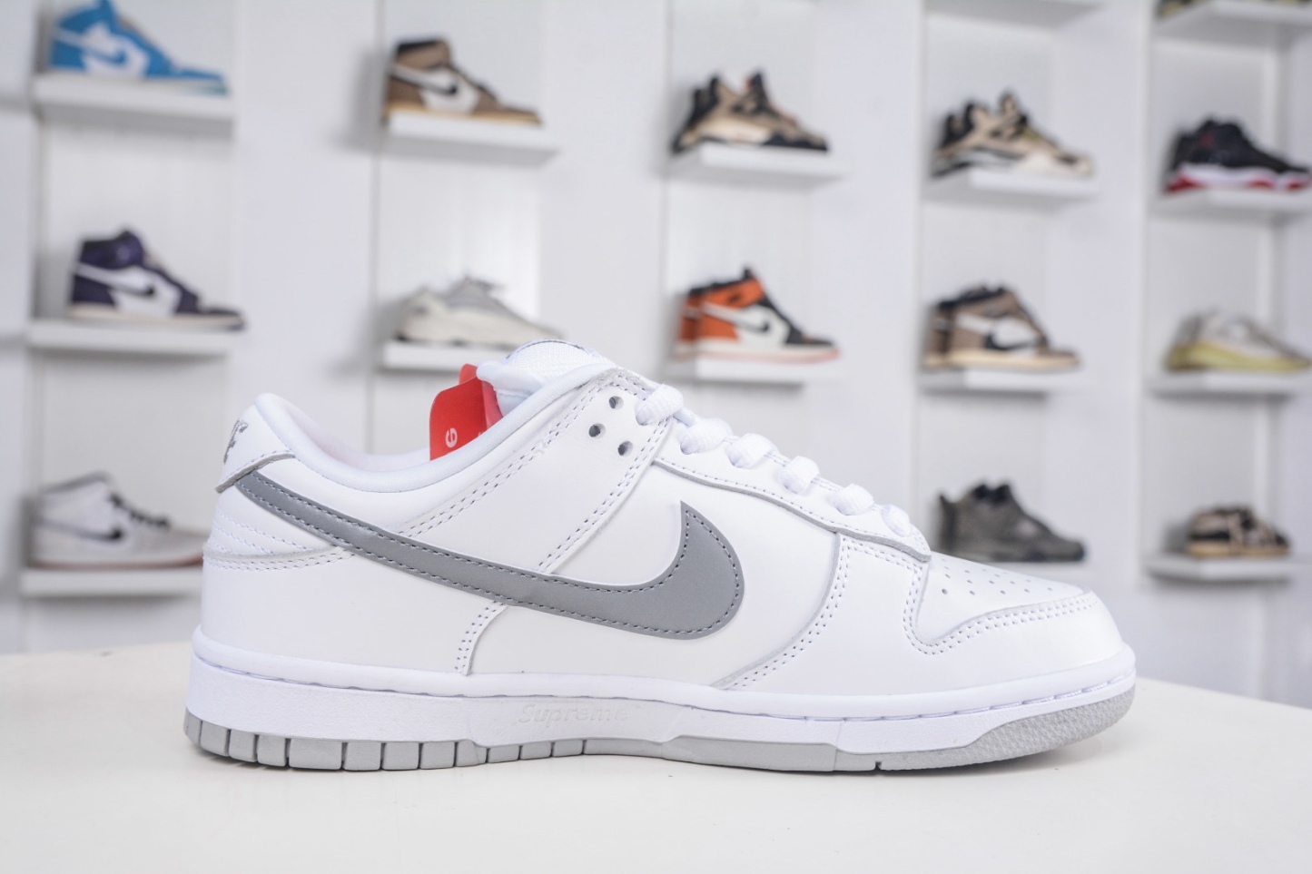 Supreme x Nk Dunk SB Dunk Low 聯名亞洲限定白灰
貨號:HQ8487 100
SIZE：36 36.5 37.5 38 38.5 39 40 40.5 41 42 42.5 43 44 44.5 45 46