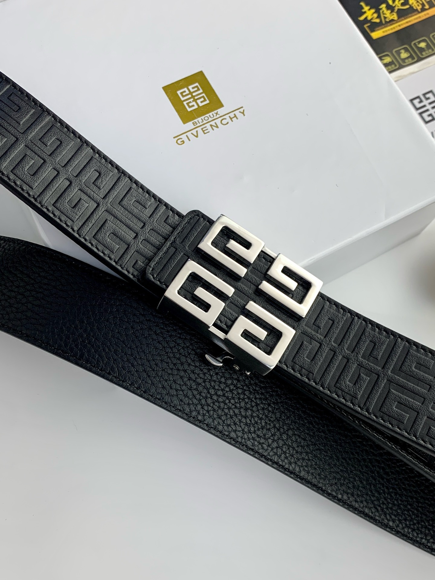 【紀梵希】新款男士 頭層小牛皮黑色壓花腰帶，內襯荔枝紋底，寬38毫米.搭配不鏽鋼經典4G自動扣.商務服裝造型的完美搭配。永恆經典！