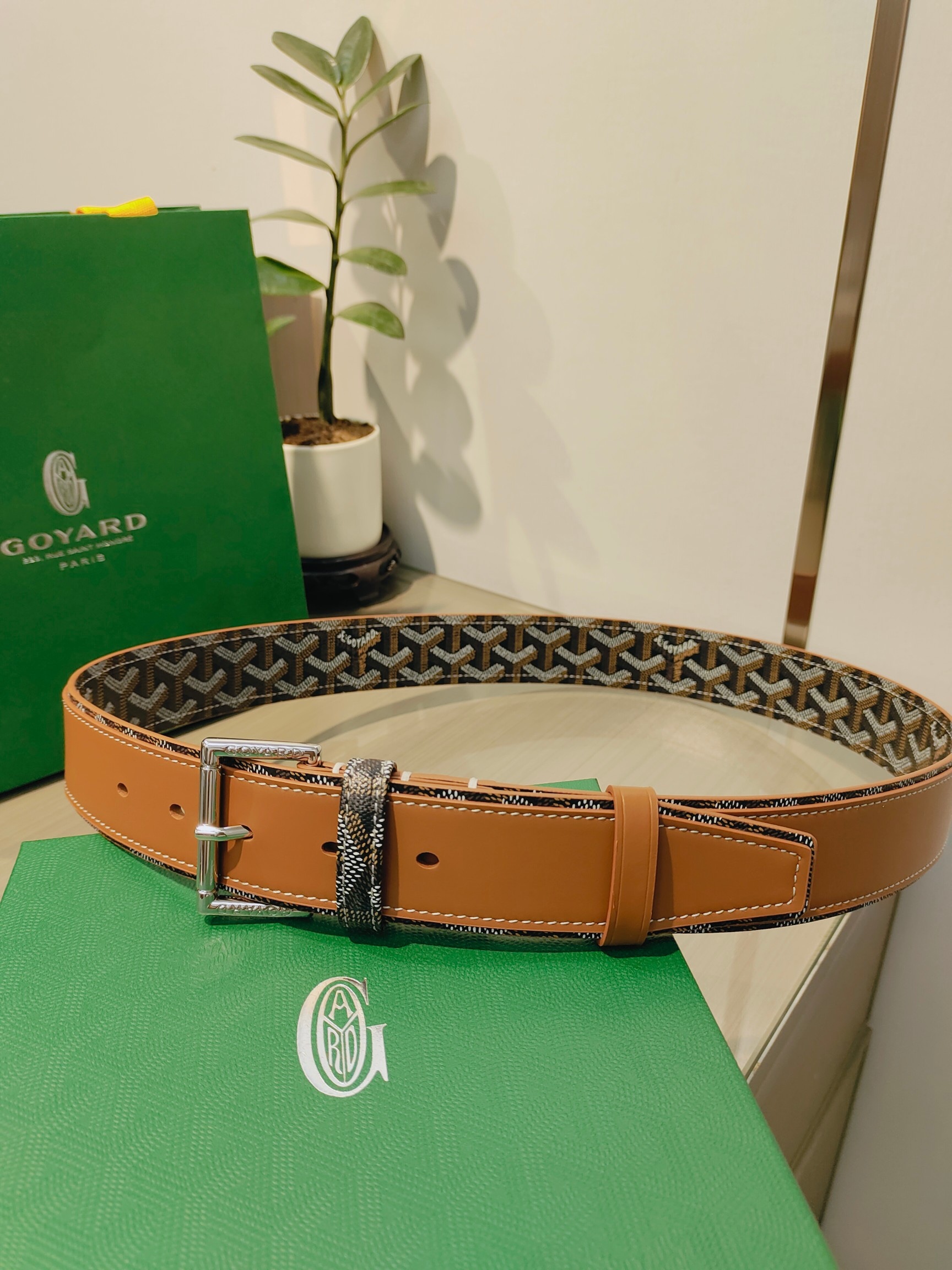 
Goyard(戈雅)腰帶源於法國奢侈品牌，設計風格簡約低調，腰帶身有標誌性帆布搭配進口頭層牛皮，腰帶扣採用簡約精品鋼扣，延續品牌的低調奢華，帶身寬度3.8CM，適用商務休閒日常佩戴。