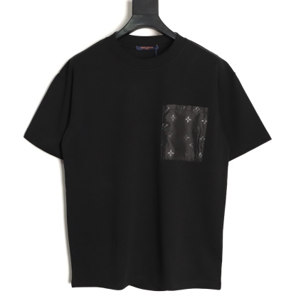 LOUIS VUITTON/路易威登LV  暗紋老花口袋短袖T恤  
面料採用300克重雙紗面料，定制32支1*1螺紋，成衣兩遍水洗處，面料舒適親膚無異感，定制定染面料， 紡織密度高，垂感佳，不易變形，厚織感加上緊密紡紗工藝，不會影響面料的透氣性，成色的飽和度很高，進口數碼直噴印花工藝，百搭好看的一款短袖，寬松版型遮肉顯瘦不挑人
M1 Size: XS-L