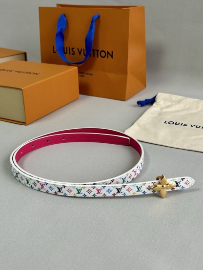 LV  路易威登 1.5cm雙面腰帶 
專櫃品質 可雙面使用.純銅五金扣。配件深受品牌輝煌的經典設計