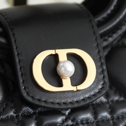 原廠級 黑色鏈條手袋
這款 Dior Jolie Top Handle 迷你鏈條手袋是二零二六早春成衣系列新品，呈現出優雅精緻的設計。採用黑色羊皮革精心製作，飾以藤格紋，翻蓋點綴以金色飾面金屬 CD 標誌和白色樹脂珠飾。內設一個隔層，可收納各種日常用品。搭配雙頂部手柄和可調節、可拆卸 CD 鏈條肩帶，肩帶由皮革帶和 CD 鏈環組成，飾以白色樹脂珠飾，可舒適手提、肩背或斜挎，可與日常或晚裝造型搭配。
