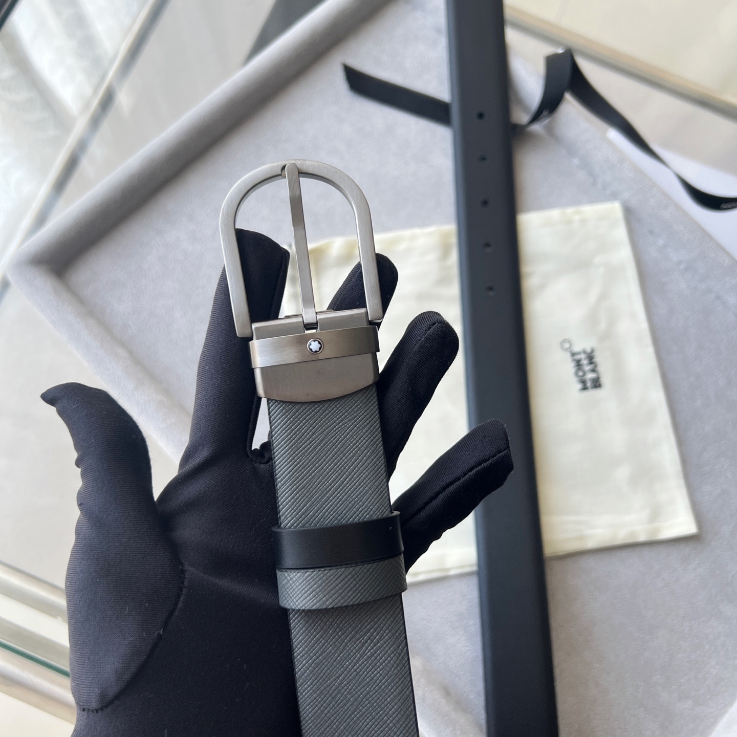 馬蹄形帶扣黑色/棕色雙面皮帶（35毫米）
馬蹄形閃亮鍍釕帶扣。可調節長度，3.5cm黑色和棕色雙面皮帶。打造經典靈動造型。
貨號 錶帶描述 黑色和棕色雙面牛皮皮帶 皮革圖案 金屬圓環上飾有萬寶龍六角白星 標識 搭扣裝置 易開啓裝置，可調節皮帶長度
搭扣形狀 馬蹄形主要顏色 黑色 | 棕色 搭扣類型 針扣式表扣