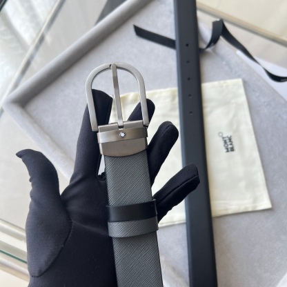 馬蹄形帶扣黑色/棕色雙面皮帶（35毫米）
馬蹄形閃亮鍍釕帶扣。可調節長度，3.5cm黑色和棕色雙面皮帶。打造經典靈動造型。
貨號 錶帶描述 黑色和棕色雙面牛皮皮帶 皮革圖案 金屬圓環上飾有萬寶龍六角白星 標識 搭扣裝置 易開啓裝置，可調節皮帶長度
搭扣形狀 馬蹄形主要顏色 黑色 | 棕色 搭扣類型 針扣式表扣