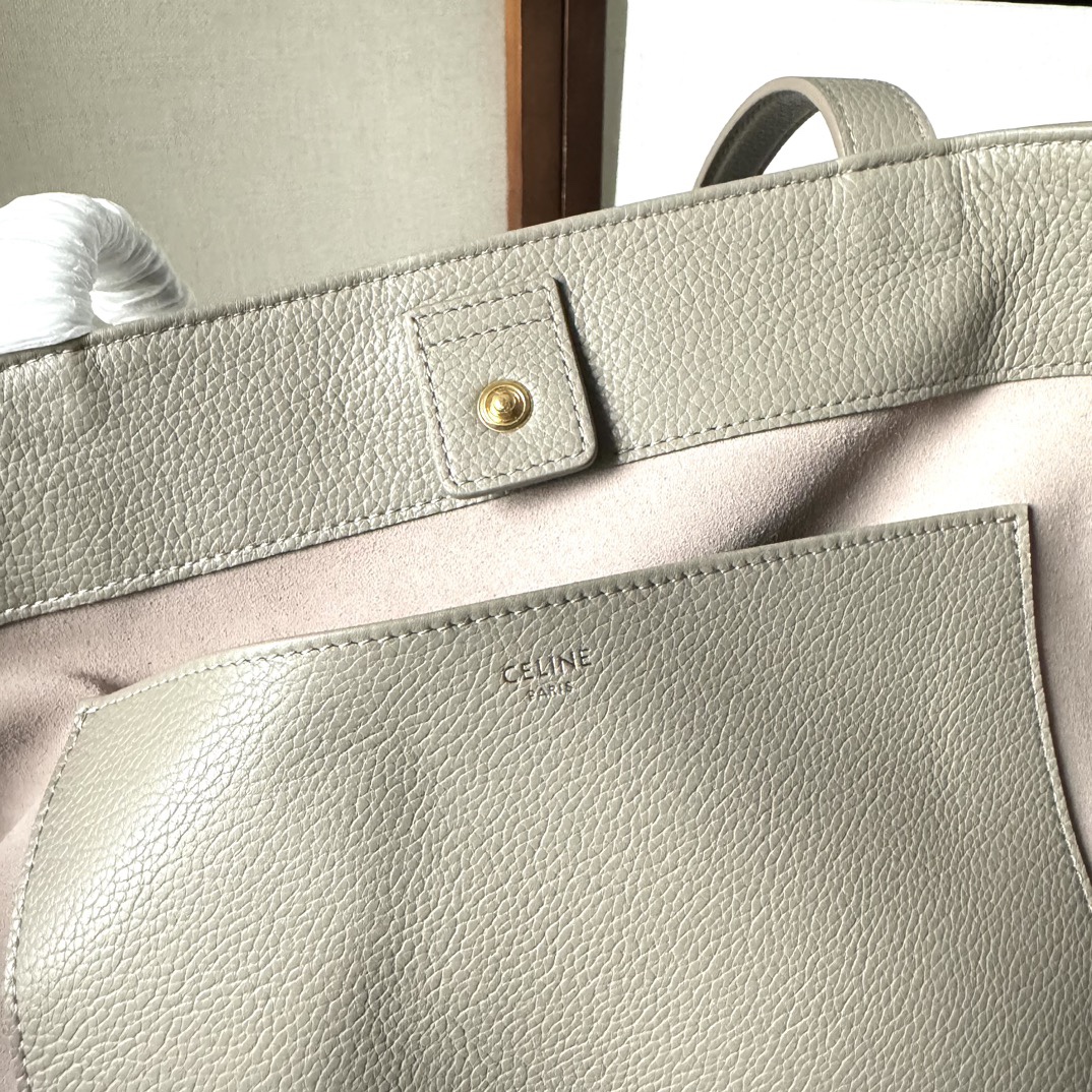 CELINE  24夏季新款Cabas 托特包👜
高級百搭又實用/購物袋的款式
展現著簡約美學和實用性～❤️
大容量設計～無論是日常出街還是通勤 都能輕鬆裝下各種物品～袋口可自主調節大小🌹
款號116853 尺寸：54*29*15cm