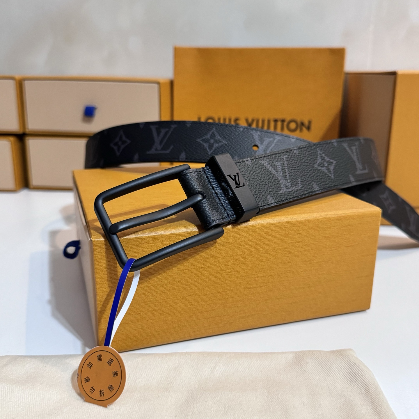 
寬度：3.5cm Frog 雙面腰帶以創意筆觸展現千禧潮流風範，巧妙致敬鄉村搖滾文化。做舊皮革令 Damier 格紋流露復古韻致，圓潤方形搭扣回溯品牌經典硬箱元素🆚