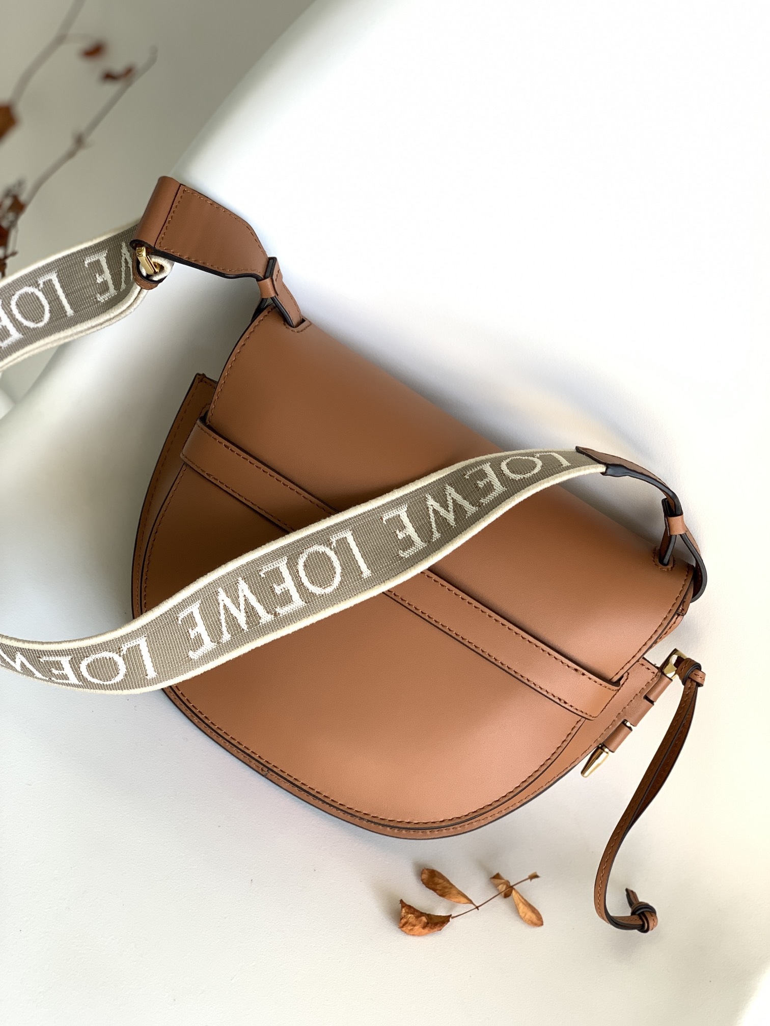 L⊚℮w℮🌟 🔥全新小號Gate到貨👏
羅家新版logo繡花編織寬肩帶馬鞍包👍包身採用柔軟牛皮革精制而成💋可拆卸肩帶*單肩、斜挎、腰包、胸口懸掛💋性感垂墜皮革條和蝴蝶結前束*帶品牌精緻logo 的子彈頭式黃銅插鞘*小牛皮包身、內部是麂皮、兩個隔層，一個卡袋！磁扣吸合設計，細膩平面牛皮搭配內里磨砂皮💋
size:20*19*11.5 cm  型號：011821  
配全套包裝