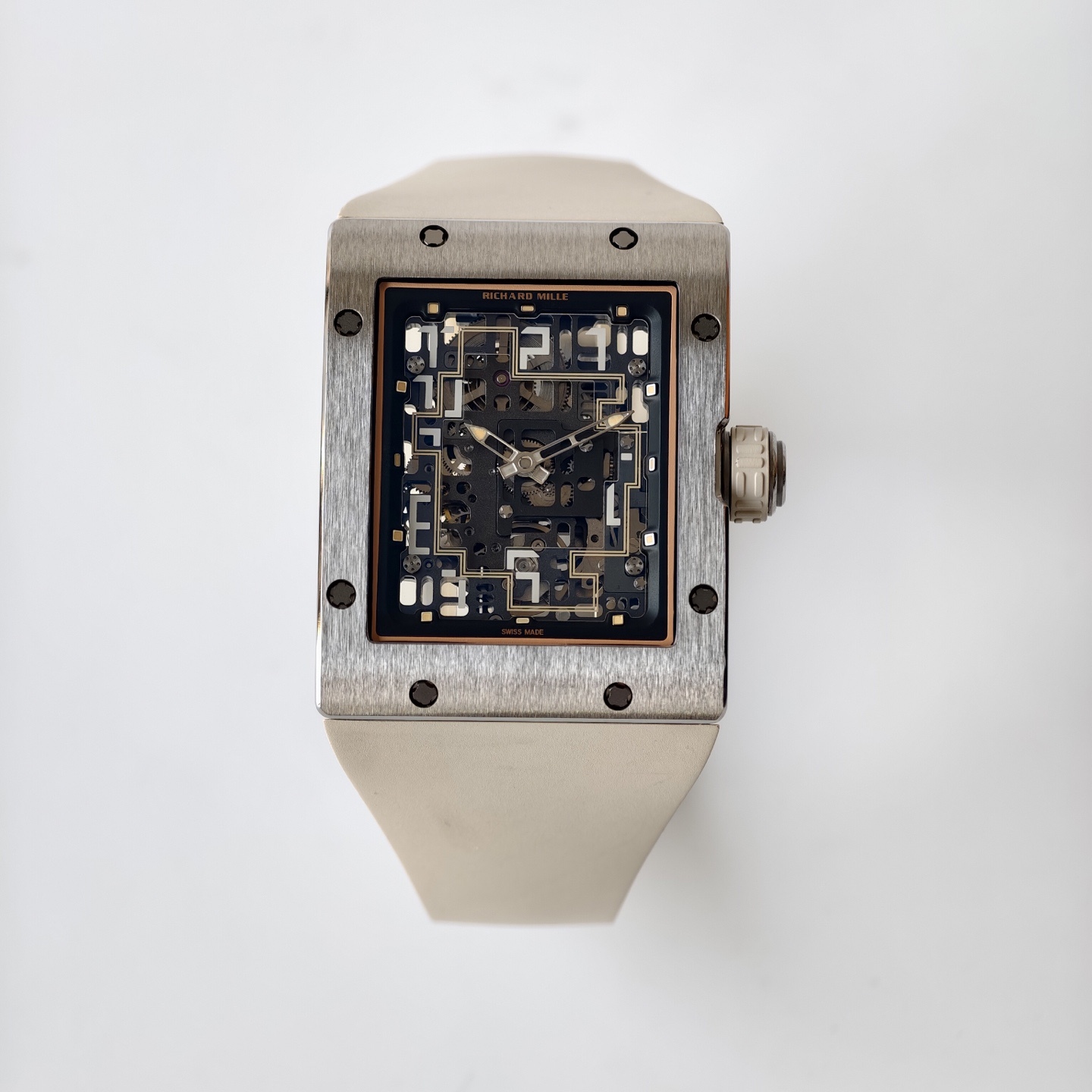 UMI 工作室 ✨
RM016 傲然問世重新定義鏤空美學的機械巔峰 🔥⚙️👑

🛠️表殼：五級鈦金屬精細拉絲表殼，和鈦合金骨架包膠表殼將複雜的鏤空結構極限壓縮在方寸之間。材質輕盈卻硬度驚人。方形表殼貼合手腕，更加適合日常佩戴。
⚙️機芯技術：定製版RM005-S一體機，
1.搭載可變幾何結構單向擺陀，優化上鏈的效率
2.最大限度還原了正品鏤空美學的機械巔峰
🧩錶帶：標配定制級絲絨觸感超輕天然橡膠錶帶，和RM專屬鈦合金表扣。讓您隨時進入“人表合一”的零觸感佩戴境界。
🔍技術要點：最大賣點在於藍寶石