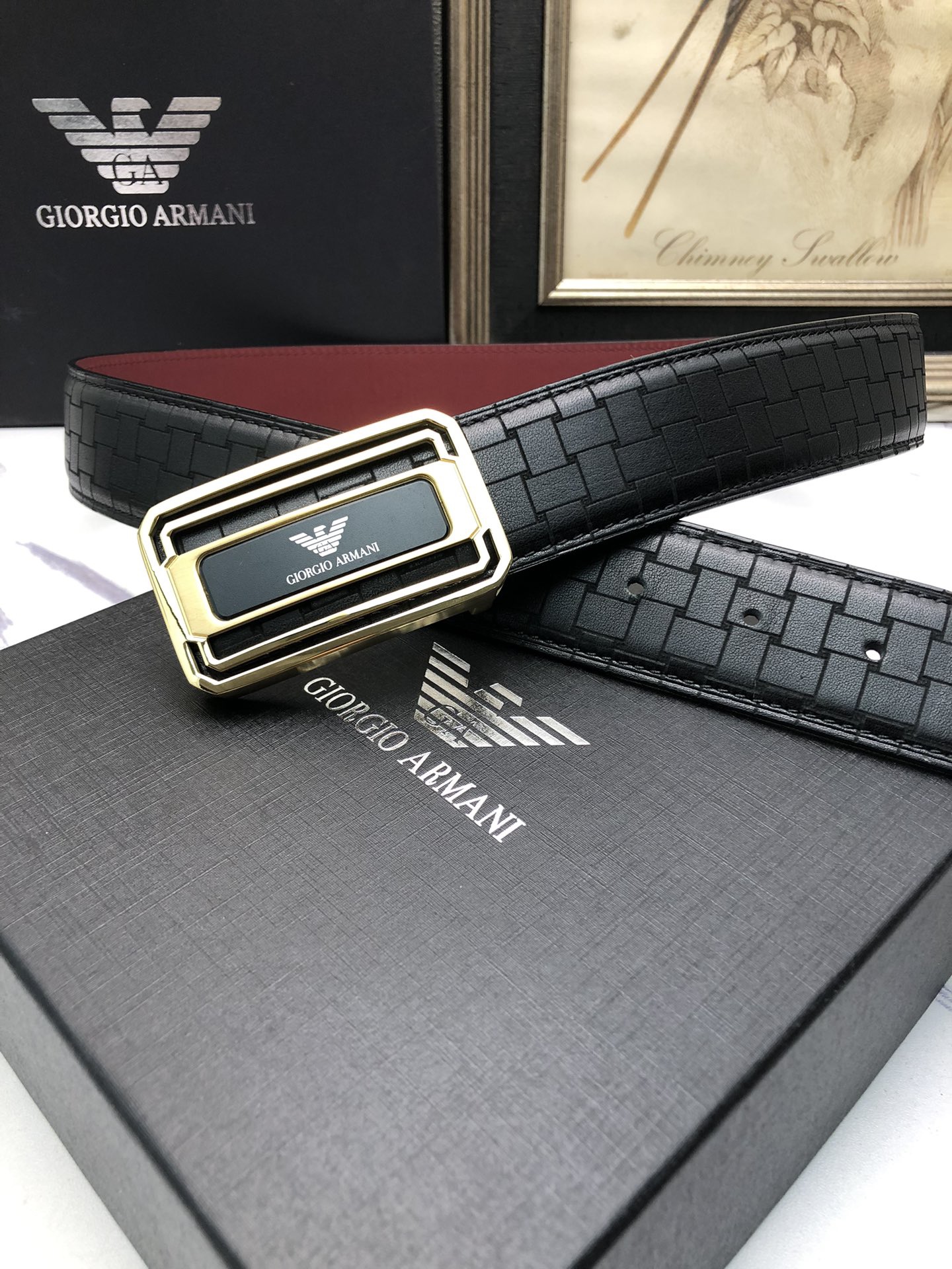 阿曼妮：原單頭層小牛皮燙印花紋，內襯頭層牛皮底，營造織紋外觀。飾以標誌原單扣。專櫃寬度4.0