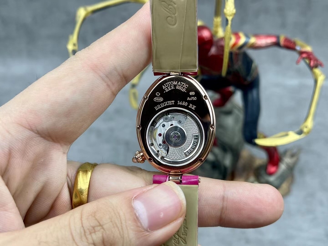 [玫瑰][玫瑰]最強 升級版 頂級 復刻女款 寶璣那不勒斯皇后系列，
【表殼】腕表尺寸分別為中號36.5x28.5毫米 
鵝卵形表殼高雅大氣，表殼外緣飾有錢幣紋。表圈和表殼周圍鑲嵌共117顆施華洛水晶（約0.99克拉）。表冠處鑲有一顆梨形晶石（約0.26克拉）
【精彩細節】
1.與原裝吻合，在表殼背部均打有貴金屬標識，效果清晰工整，彰顯腕表檔次。2.穹面玻璃，從側面看不僅有魚眼效果，還能折射鑽石帶來的璀璨光芒，更顯腕表高貴血統。
3.為了達到原裝K金質量的手感，調試了表殼內部結構的配重，做到重量與原版如出