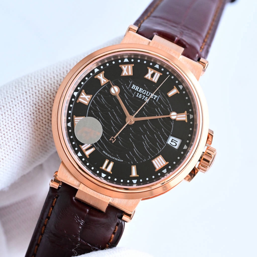 CF新品發佈會，寶璣-Breguet
航海MARINE航海系列5517款腕表，航海天文鐘的起源作品，“時計本是兵家利器”說的就是這款腕表，鐘錶界的巨作。工廠全面抄寫原裝數據，98%還原殼型字面，彰顯原裝優雅硬朗的氣質，原裝同款777A自動機械機芯，鐫刻獨立編號與寶璣先生簽名。直徑40毫米。正反均為藍寶石防刮玻璃，旋入式防水錶冠。實測防水深度100米。搭配飾有太陽放射紋錶盤，配裝進口鰐魚皮錶帶，以零頭的價格給您帶來原裝超值體驗。