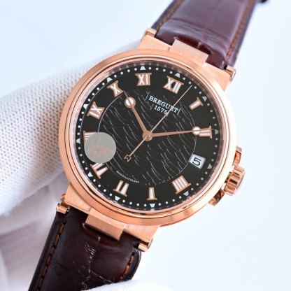 CF新品發佈會，寶璣-Breguet
航海MARINE航海系列5517款腕表，航海天文鐘的起源作品，“時計本是兵家利器”說的就是這款腕表，鐘錶界的巨作。工廠全面抄寫原裝數據，98%還原殼型字面，彰顯原裝優雅硬朗的氣質，原裝同款777A自動機械機芯，鐫刻獨立編號與寶璣先生簽名。直徑40毫米。正反均為藍寶石防刮玻璃，旋入式防水錶冠。實測防水深度100米。搭配飾有太陽放射紋錶盤，配裝進口鰐魚皮錶帶，以零頭的價格給您帶來原裝超值體驗。