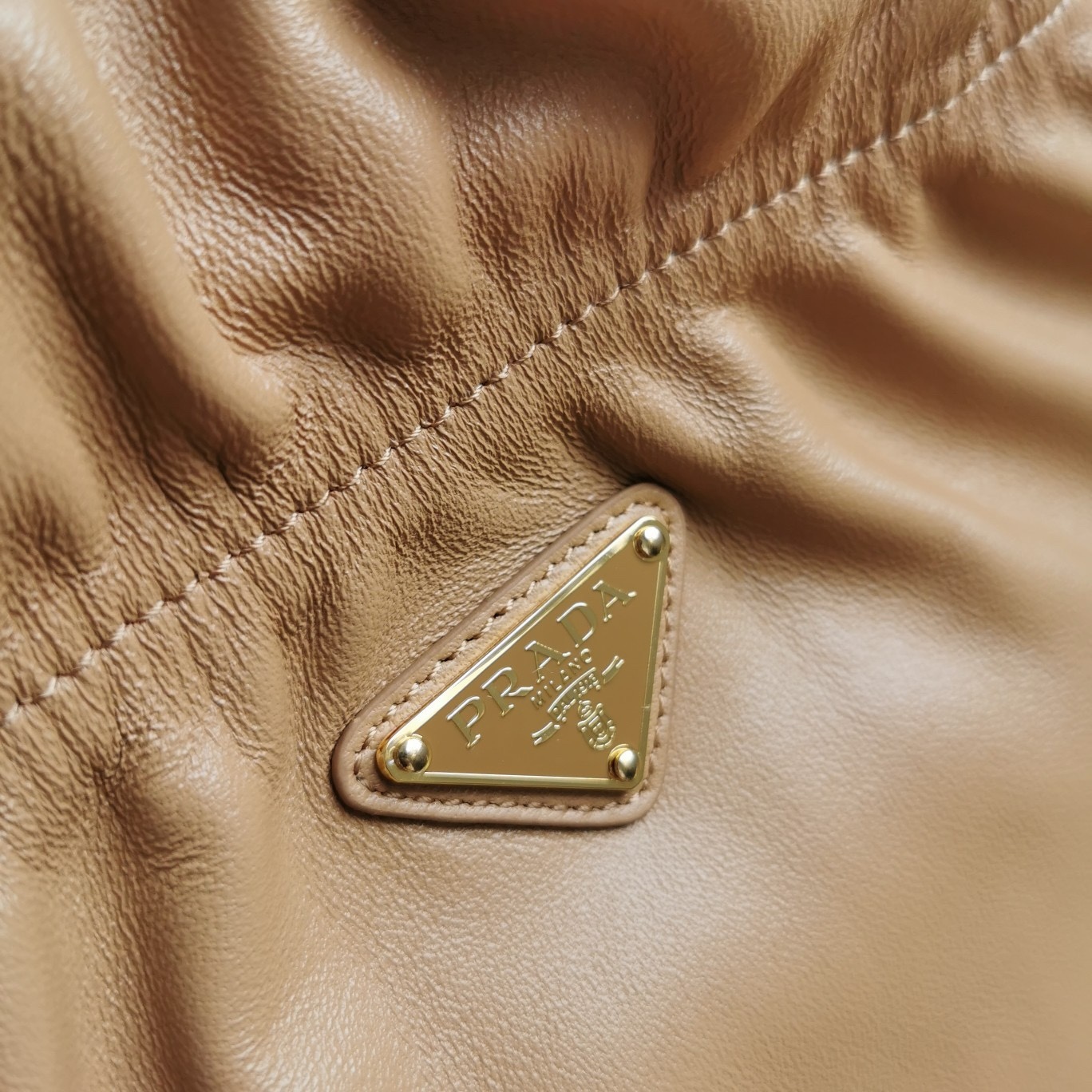 【 原單】P家🌹🎉新款福袋包🎉1BG541小羊皮🎉🎉這款福袋包採用進口小羊皮，袋口為抽繩加兩邊流梳設計，顯得整個包格外時尚又輕便又休閒，袋口為磁扣開合，內配有拉鍊和口袋，上身效果非常漂亮，女士們，趕緊入手吧，又是一款永久了過時爆款🎉🎉尺寸：長24x高25x底11cm🎉