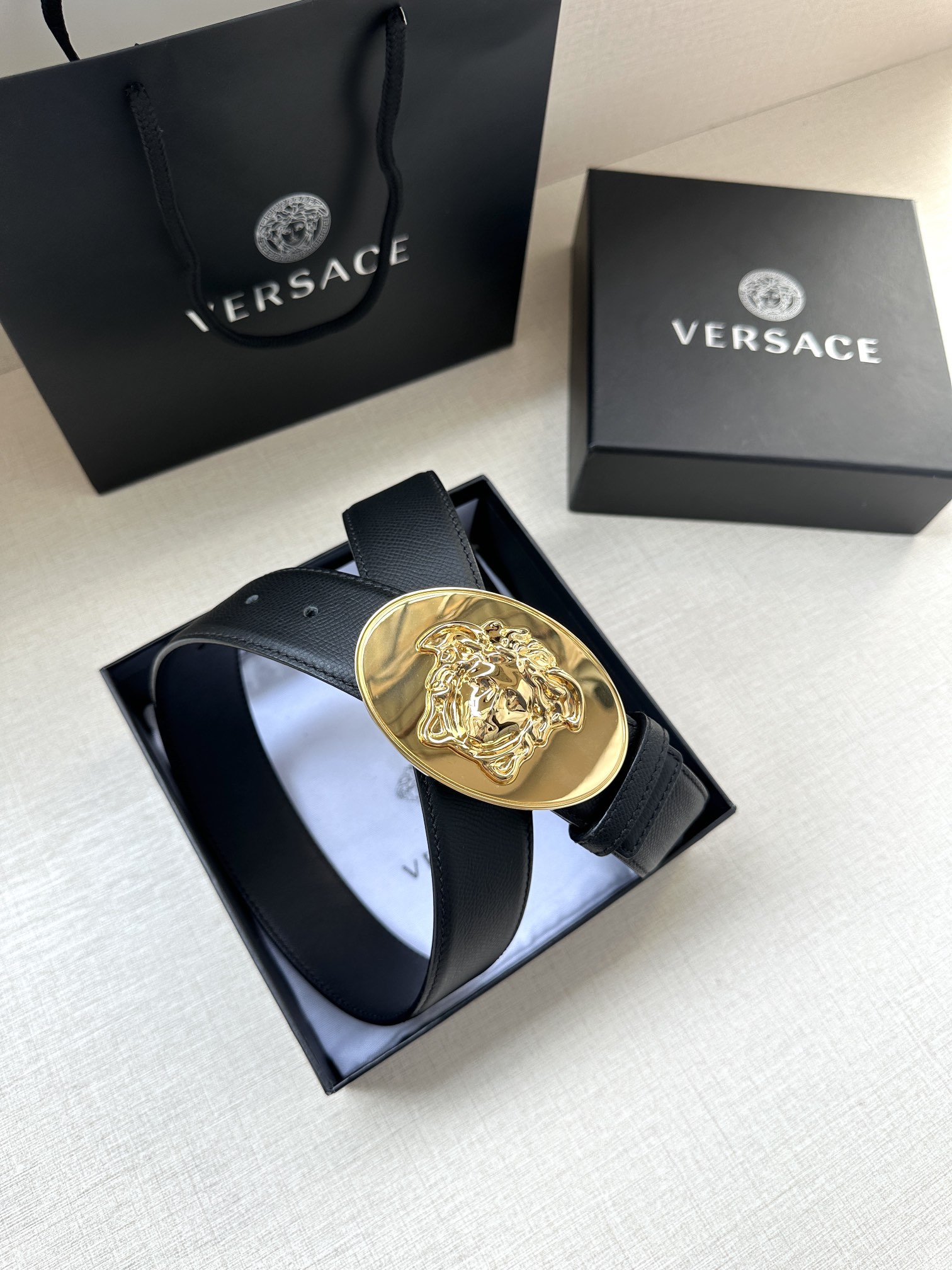 寬度：4.0cm （範思哲） 此款橢圓五金配件、腰帶飾有標誌性的Versace美杜莎頭像扣，彰顯品牌格調。是一款精美的衣櫥必備單品。