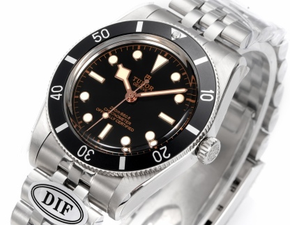 DIF 最強副本 
DIF隆重推出帝舵碧灣54型M79000N腕表，
37mm表殼貼合手腕，佩戴舒適，啞光錶盤簡約大氣，質感細膩，無日曆設計化繁為簡，回歸純粹讀時體驗，以純粹精神和現代表達方式，向1954年問世的品牌首款潛水表-7922型獻上最真誠的敬意！
DIF匠工精神 整表配備導角精磨不拉手 注重細節 質感無敵 搭載丹東定制一檔機芯 日誤差僅3-5秒幾乎0反修 超穩定！
錶帶均為CNC通體成型拉絲工藝錶帶 非小廠組裝片！配備帝舵表“T-fit”表扣 可滑軌微調
超強瑞士夜光刻度 盤面字體油壓立体