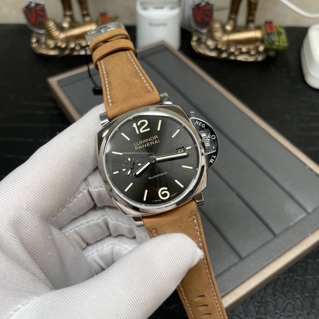 VS新品：沛納海 PAM904整個殼身厚度得以降低近四成！不設限，最纖薄！不循規，42mm男女可佩戴！太陽放射紋錶盤活力優雅，纖薄身軀佩戴輕便舒適，金針設計精巧簡約大氣。適合亞洲人手腕!