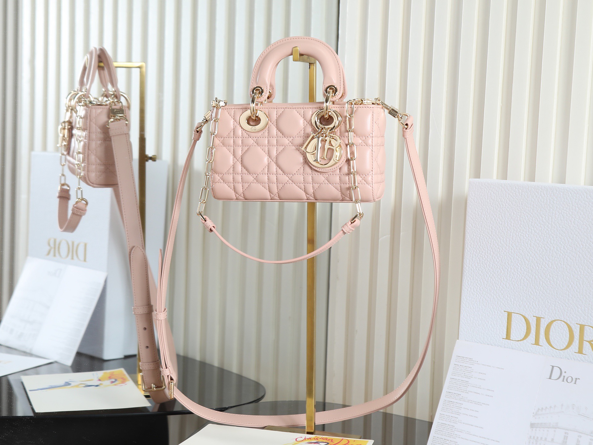 原廠級 粉色 迷你尺寸
𝗗𝗶𝗼𝗿 𝗗-𝗝𝗼𝘆 𝗯𝗮𝗴羊皮2025款新款
時尚果然就是輪回，回歸了一把中古戴妃
長方包形，短鏈條➕細長肩帶直接封神！！
復古時髦感超強，真是什麼場合都可以把住
絕對是lady中的天花板了，強勢出圈啦姐妹們
款號：0636
尺寸：19x10.5x5.5cm
