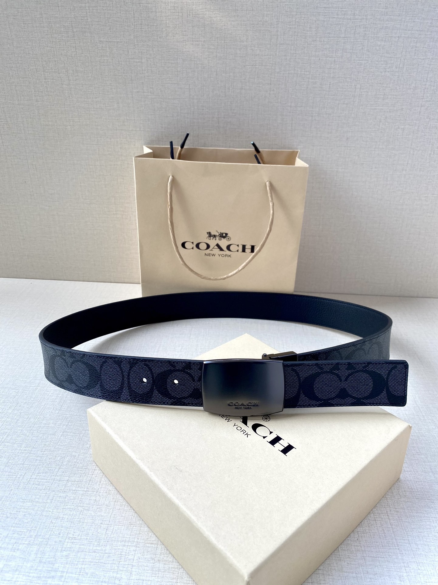 寬度3.8cm COACH 這款雙面腰帶一面為經典標誌帆布材質，另一面為精制皮革材質，配有標誌性扣件，將兩種外形合二為一。通過簡單的說明，可用剪刀剪裁至完美合身度。
標誌印花配頭層牛皮
可裁剪
雙面
38M (寬)