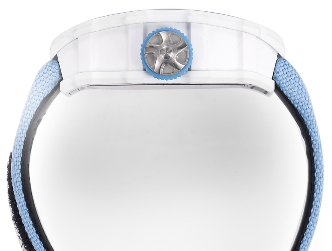 白色TPT石英纖維
【RICHARD MILLE】理查米爾RM53-01 將腕表設計與運動賽事相互結合，完美詮釋了賽場上的勇者堅定信念、頑強拼搏的精神。RM53-01以馬術運動為背景，採用多種高科技材料來抵御運動時帶來的強烈撞擊，從而保證不受破壞、正常運轉。高科技材質打造如同“護具”。“RM 53-01 PABLO MAC DONOUGH”的陀飛輪腕表，此款腕表除具備運動腕表的動感與活力外，還配備了堅固的TPT®碳纖維表殼、層壓藍寶石水晶表鏡以及固定機芯的懸浮式鋼索，有效的降低巨大衝擊、